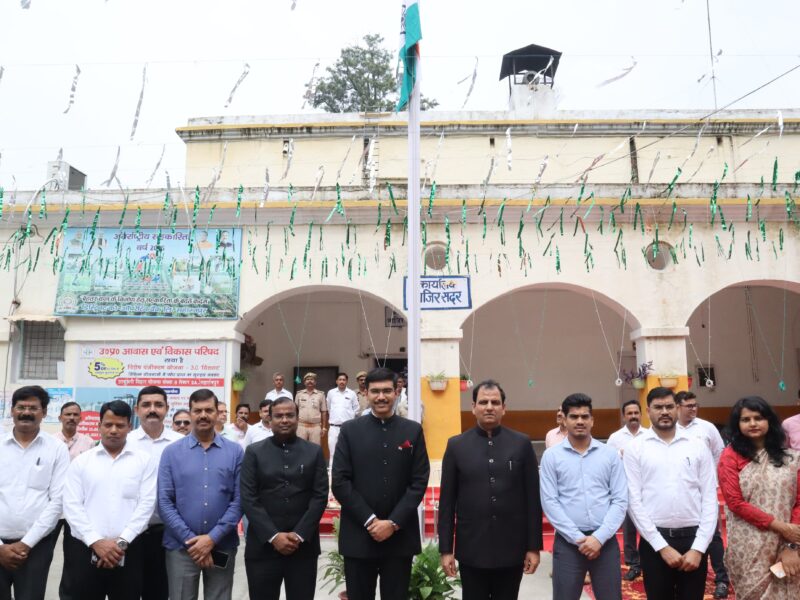 जिलाधिकारी सहारनपुर ने आवास एवं कलेक्ट्रेट परिसर में किया ध्वजारोहण