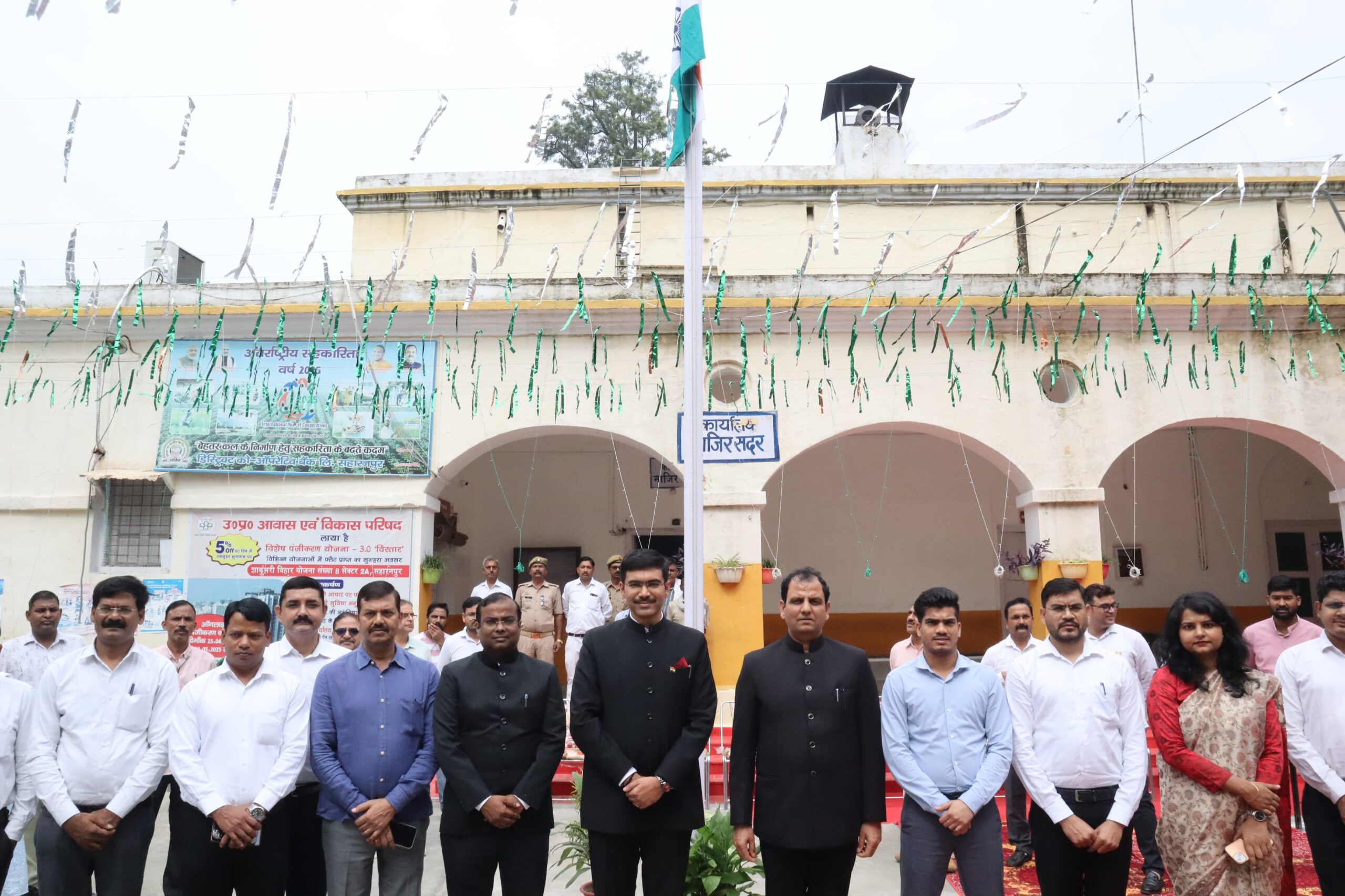 जिलाधिकारी सहारनपुर ने आवास एवं कलेक्ट्रेट परिसर में किया ध्वजारोहण