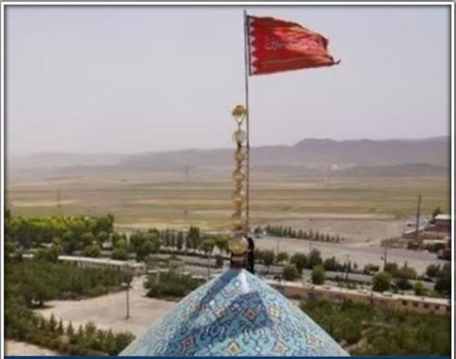 मस्जिद पर फहराया लाल झंडा